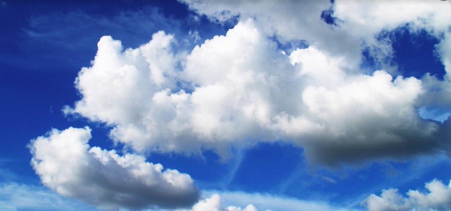 Облаци и синьо небе - чист въздух